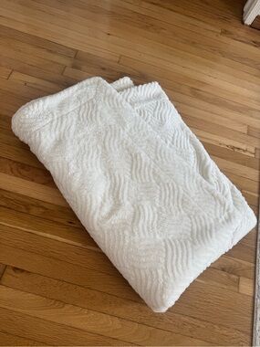 Life Comfort 60” x 72” White Off White Faux Fur Fuzzy Throw Blanket